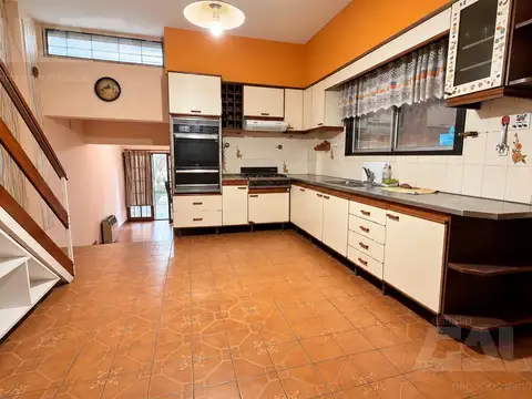 Casa en Venta con 3 cocheras