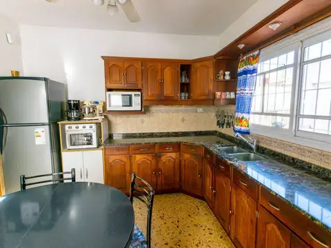 VENTA SARANDI  CASA 5 AMB PATIO + COCHERA