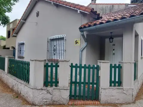 CASA EN UNA PLANTA 80 M2 CUB. JARDIN PATIO, CUARTO HERRAMIENTAS