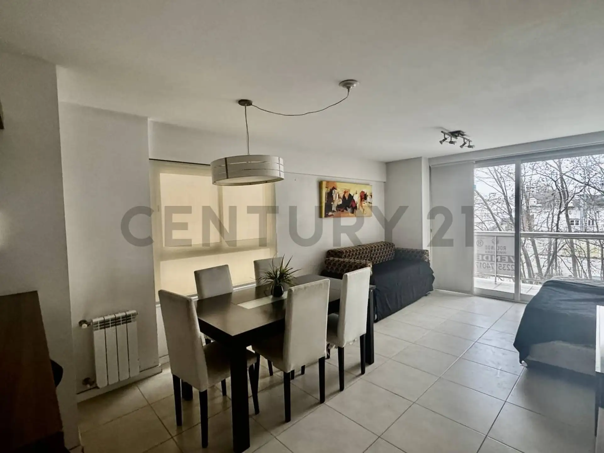 Departamento de 2 ambientes de categoría al frente con balcón zona centro