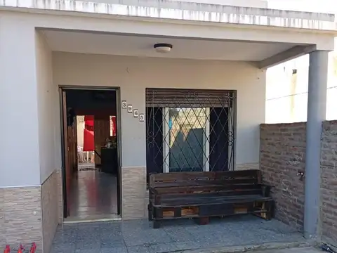 Casa 3 ambientes con amplio parque en venta en Castelar