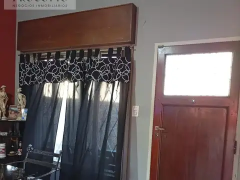 Casa 3 ambientes con amplio parque en venta en Castelar