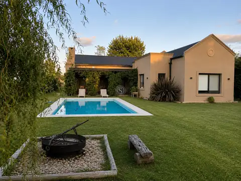 Casa en Venta con 2 cocheras