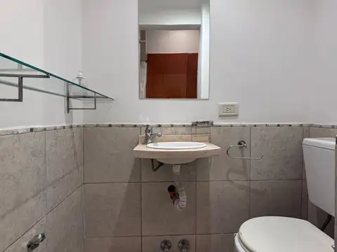 MONOAMBIENTE AMOBLADO LUMINOSO - SUM Y PARRILLA