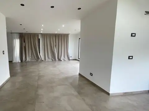 Casa en Venta con 4 cocheras
