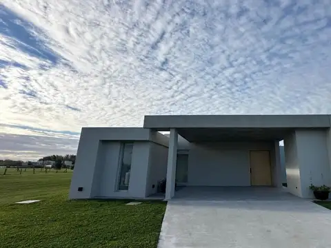 Casa de Diseño a Estrenar sobre Golf | Haras del Sur III