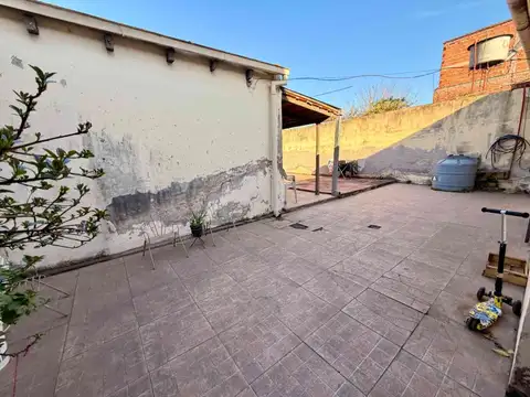 Casa 6 ambientes con 2 baños