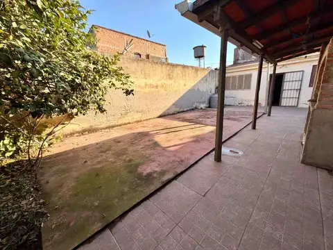 CASA EN VENTA ZONA PARQUE AVELLANEDA 4 DORMITORIOS