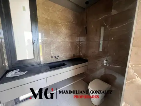 Casa en Alquiler con 2 cocheras