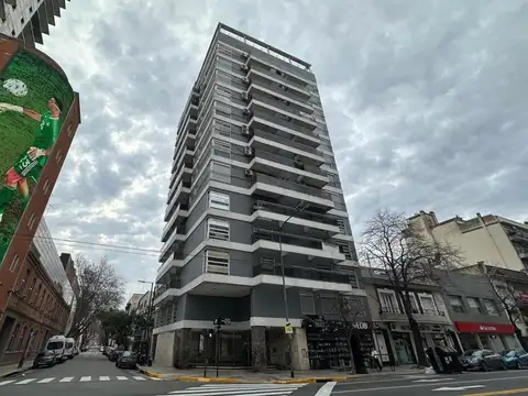 Departamento de 4 amb. c/ dependencias, y dos cocheras