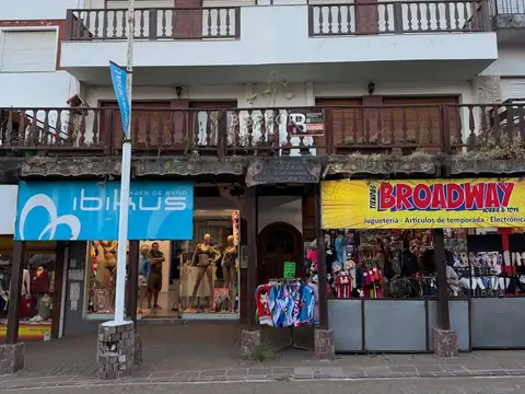 VENTA EN BLOCK DE 9 DEPARTAMENTOS + 2 LOCALES, SOBRE PEATONAL