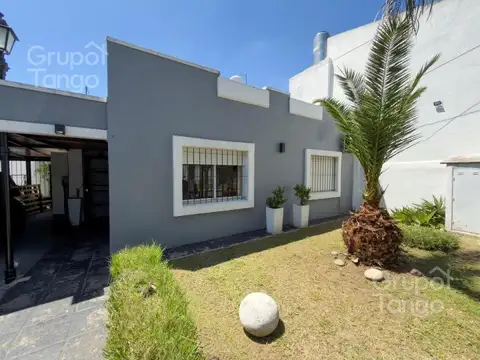 Venta Casa Seis Ambientes Castelar Patio Jardin Cochera Pileta Parrilla Terraza