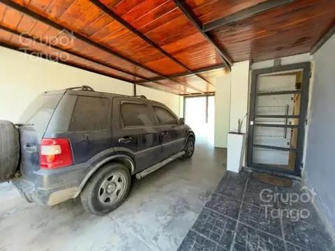 Casa 6 ambientes con 2 baños