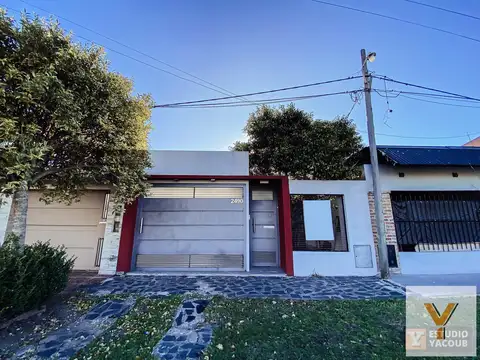 Casa en venta - 2 dormitorios 1 baño - Cocheras - 162.23m2 - Villa Elvira, La Plata