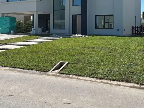 CASA EN VENTA 6 AMBIENTES EN CANNING TERRALAGOS