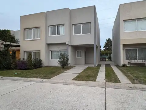 Casa en Alquiler o Venta en Bario Cerrado Buenos Aires Village