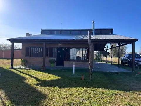 Pueblo Esther, dos dormitorios, pileta, lote de 486 m2