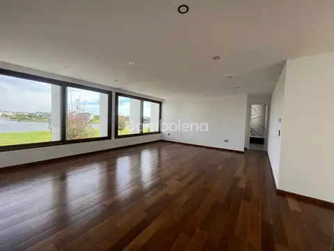 Casa en Alquiler con 2 cocheras