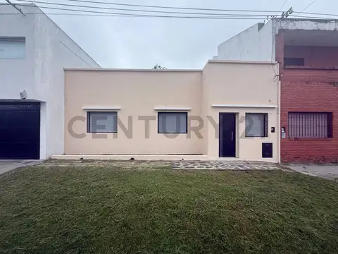 CASA 2 DORMITORIOS CON PATIO EN VENTA LOS HORNOS