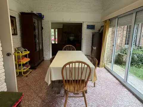 Casa 6 ambientes con 2 baños