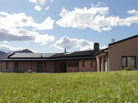 Casa 8 ambientes con 3 baños