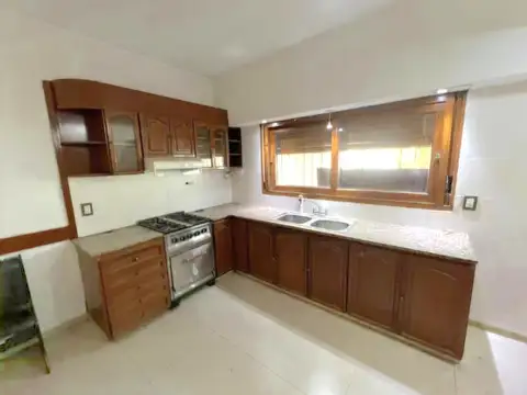 Casa 5 ambientes con 3 baños