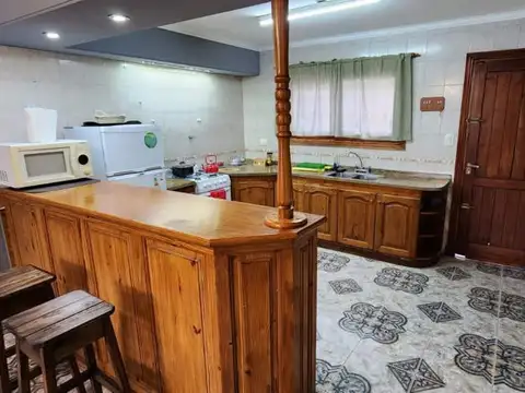 Casa chalet de 3 ambientes + Departamento 1 ambiente en Venta en Miramar, Buenos Aires