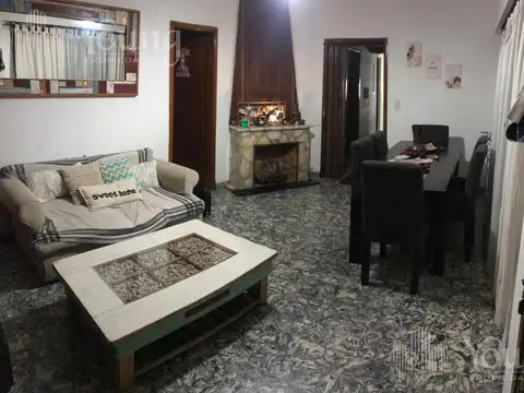 PH con local en venta en Bernal Oeste