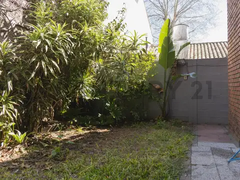 VENTA DE PH DE 2 AMBIENTES EN OLIVOS, SIN EXPENSAS, APTO CREDITO son 45 m2 cubiertos y 45 m2 de jard