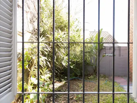 VENTA DE PH DE 2 AMBIENTES EN OLIVOS, SIN EXPENSAS, APTO CREDITO son 45 m2 cubiertos y 45 m2 de jard