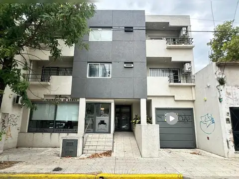 Cochera cubierta a 200 mts de la estación de tren.