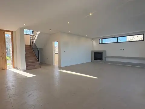 Casa 4 ambientes con 2 baños