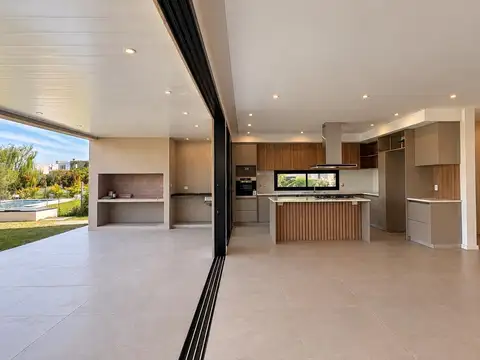 Casa 4 ambientes con 2 baños