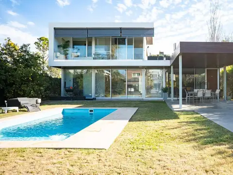 Casa 4 dorm en 2 plantas — Funes Hills Miraflores