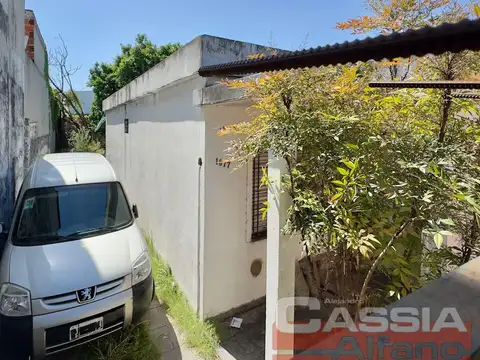 CASA A RECICLAR 3 AMBIENTES CON GARAGE PASANTE Y FONDO LIBRE