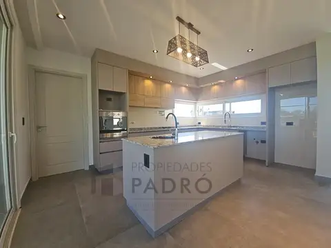 Casa 5 ambientes con 3 baños