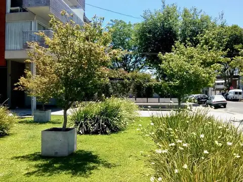 OPORTUNIDAD  VENTA COCHERAS HOLMBERG ON EN LA NUEVA Y RENOVADA URQUIZA JOVEN