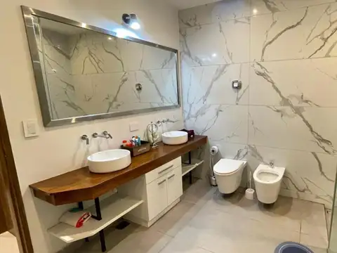 Casa en Venta con 3 cocheras