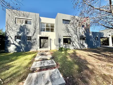 VENTA CASA 5 AMBIENTES ALTOS DEL SOL  SE ESCUCHAN OFERTAS