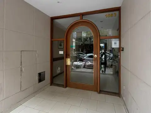 3 ambientes a la calle con balcón saliente 