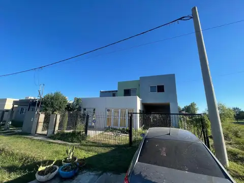 Venta - Casa 2 dormitorios Roldan