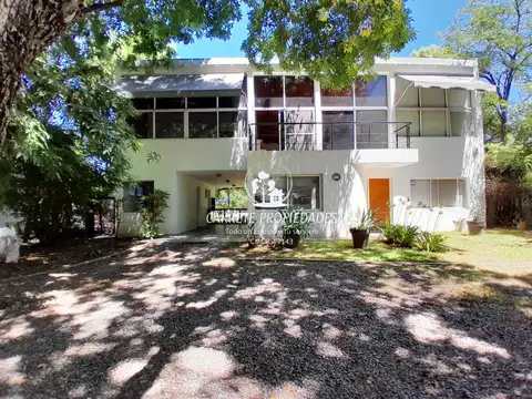 Casa en venta de 4 ambientes, dependencia y pileta. Barrio Los Fresnos. Pilar 100