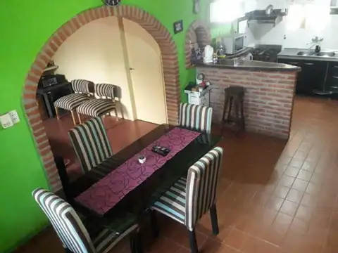 Casa 4 ambientes con 2 baños