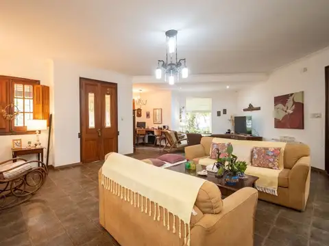 Casa en Venta con 4 cocheras