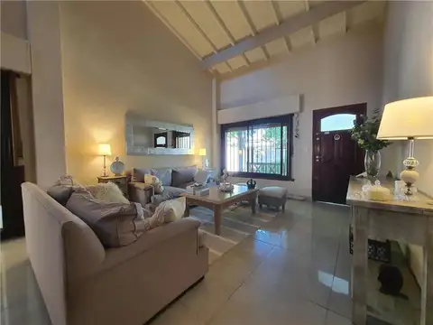 Casa en Venta con 4 cocheras