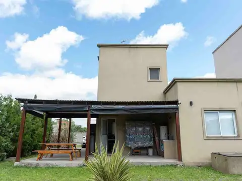 Casa en Alquiler con 1 cochera