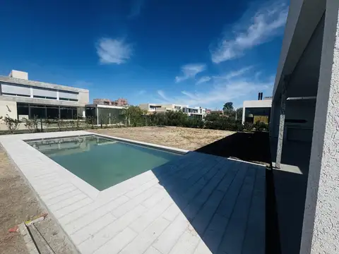 Casa de diseño en Barrio Vida a estrenar
