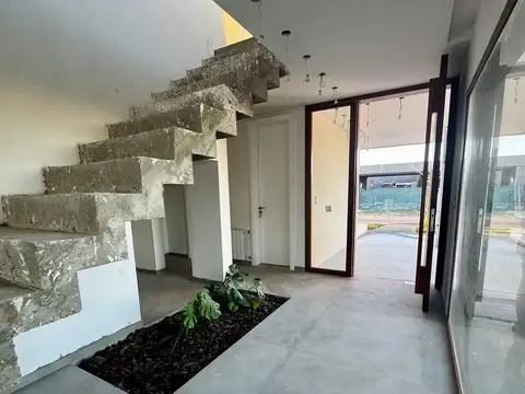Casa 6 ambientes con 4 baños