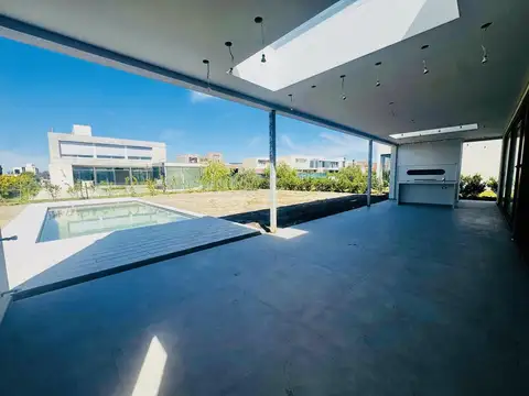 Casa 6 ambientes con 4 baños