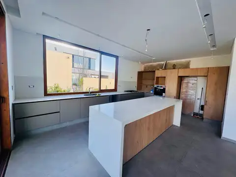 Casa de diseño en Barrio Vida a estrenar